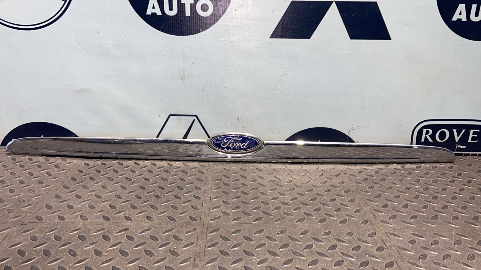 Накладка крышки багажника Ford Focus 1998-2007