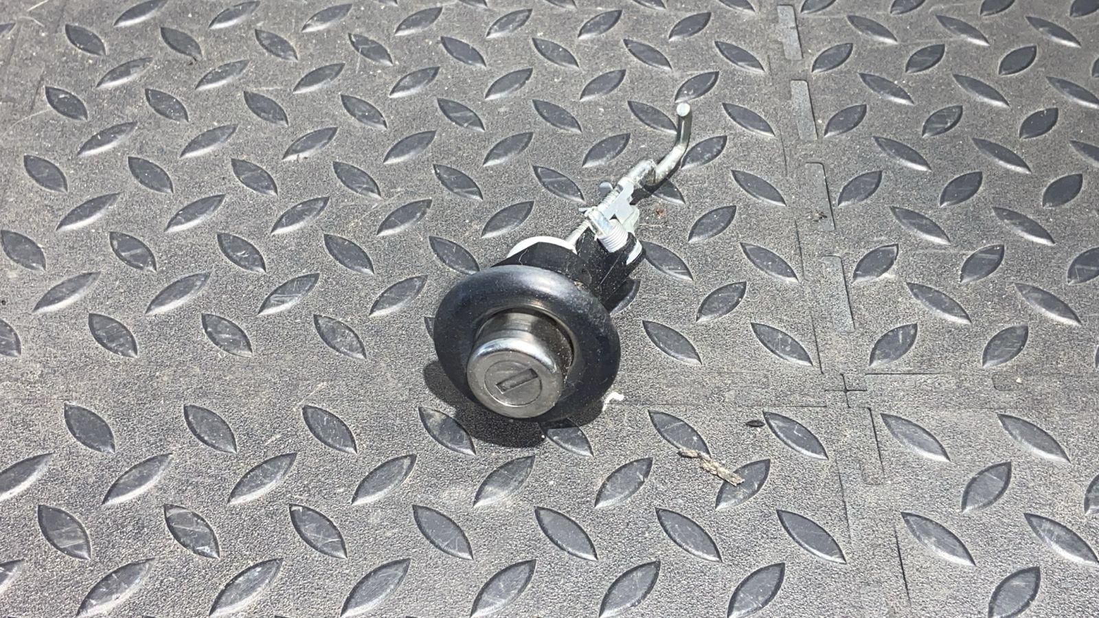 Личинка замка двери багажника Renault Sandero 2009-2014