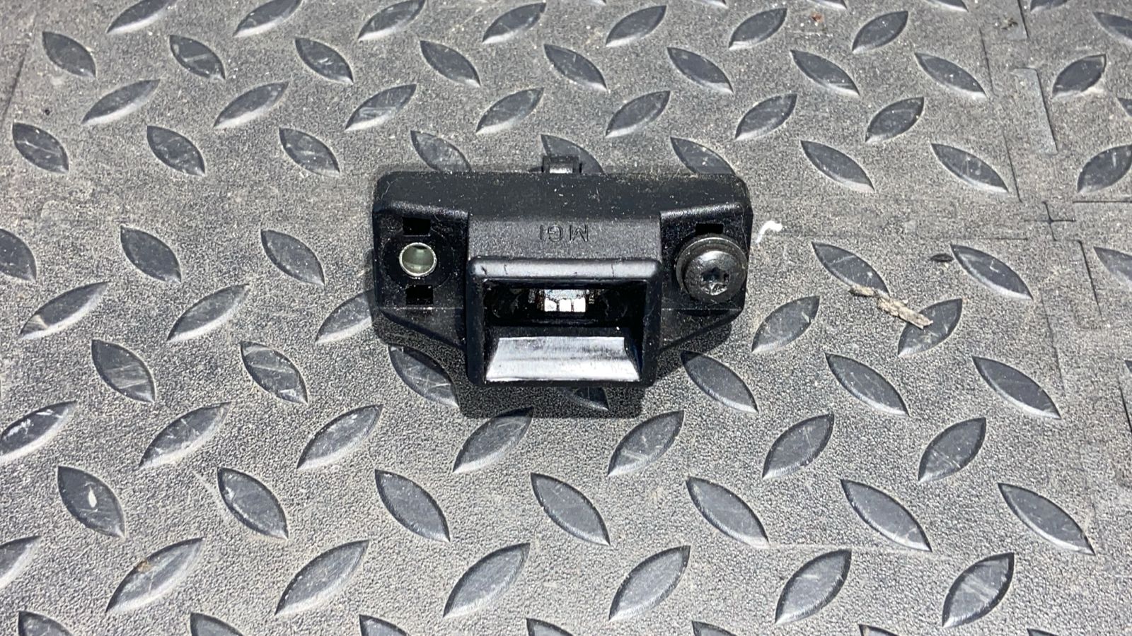 Ответная часть замка двери багажника Renault Sandero 2009-2014