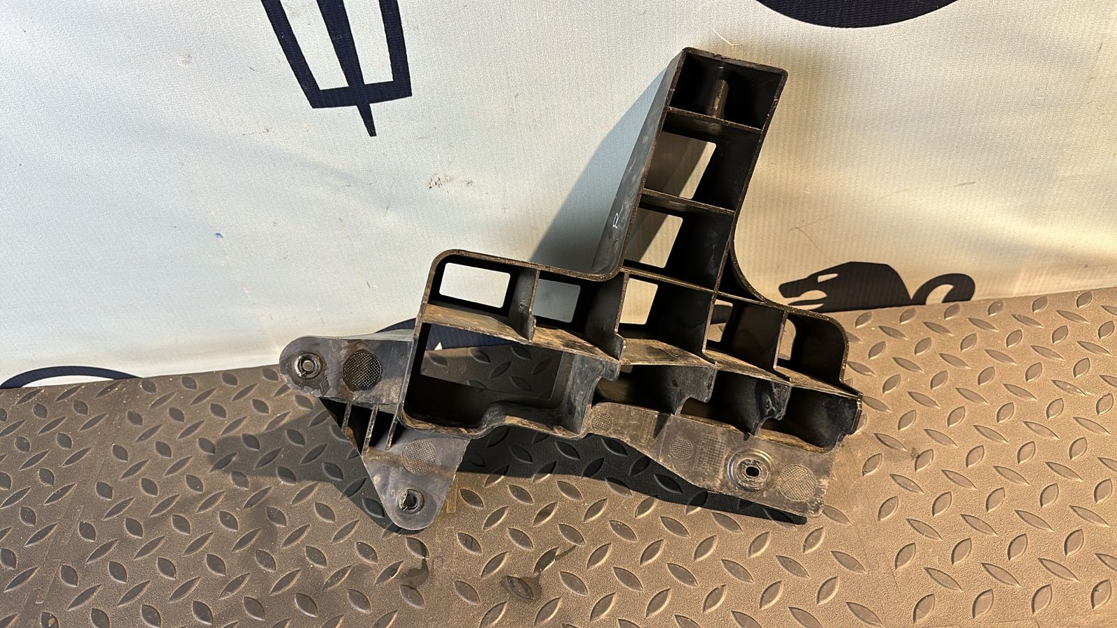 Кронштейн бампера задний правый Renault Sandero 2009-2014