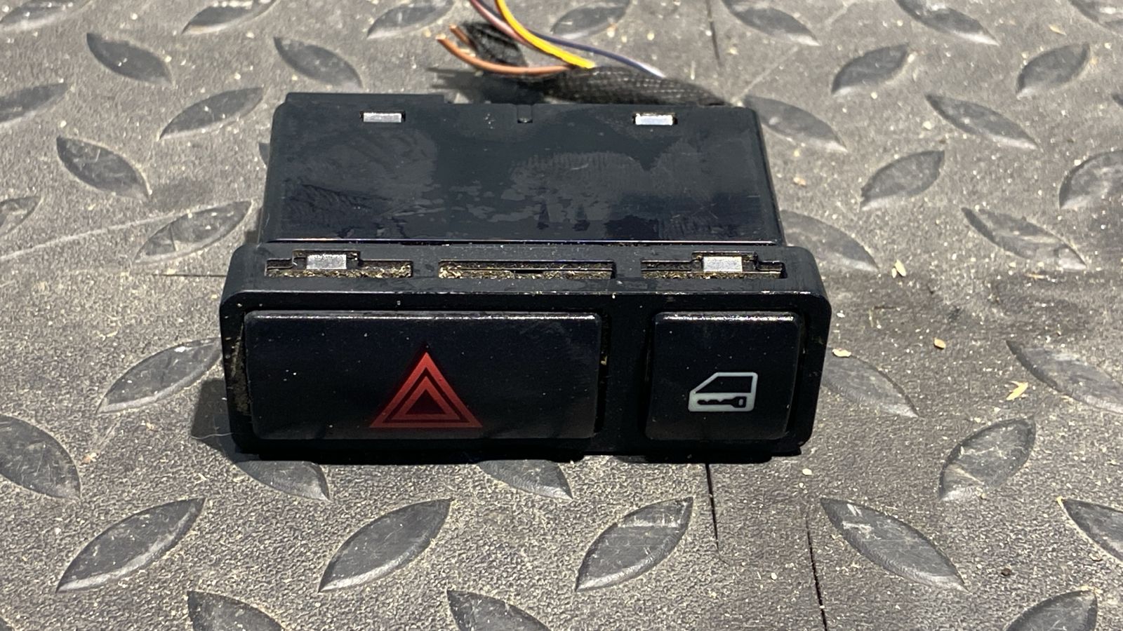 Кнопка аварийной сигнализации BMW 3/E46 1998-2007