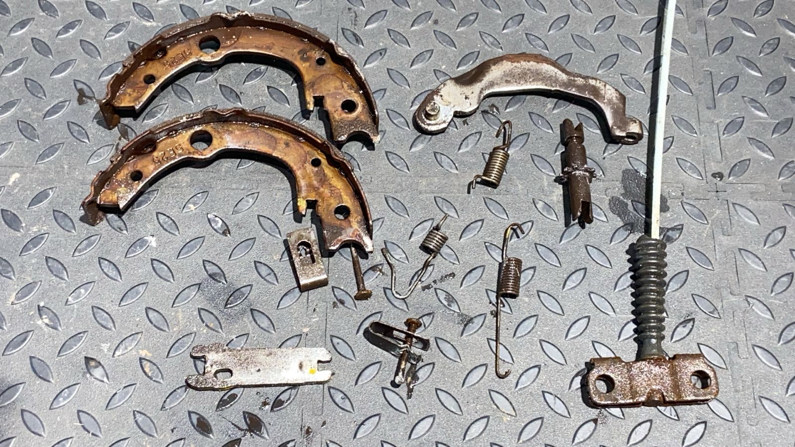 Механизм стояночного тормоза Toyota Avensis/2 2003-2009