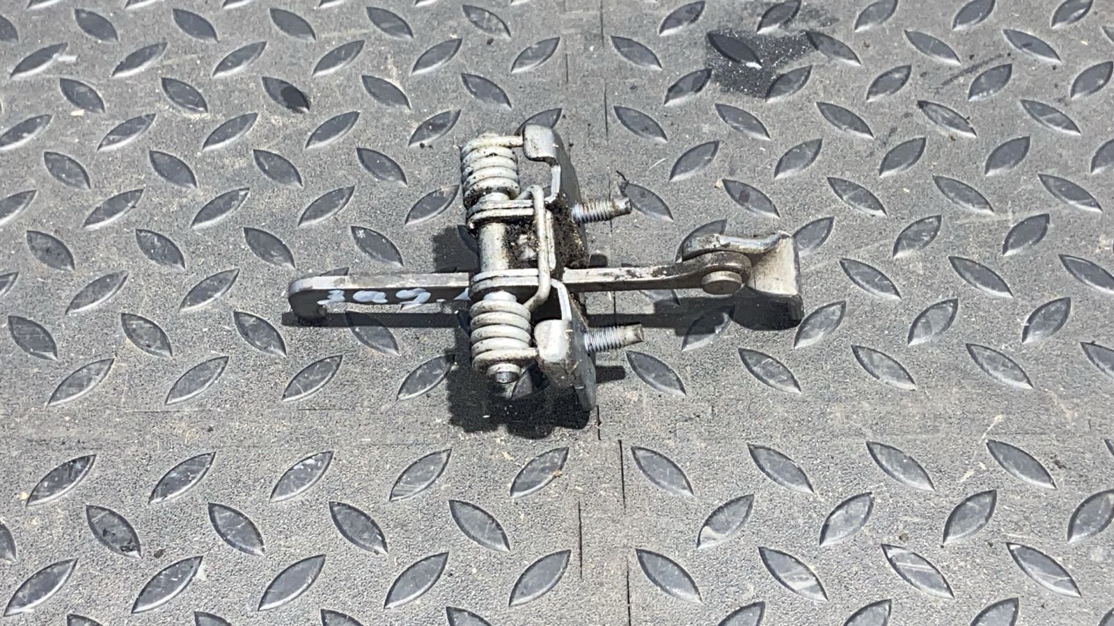 Ограничитель двери задний Renault Logan 2004-2015