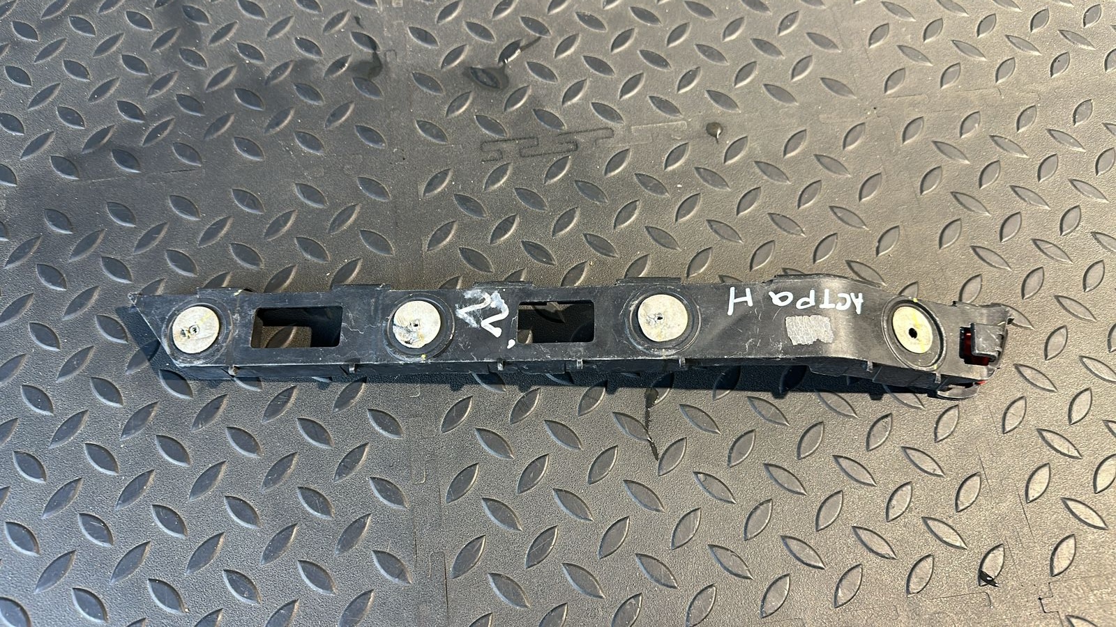 Кронштейн бампера задний левый Opel Astra/H 2004-2014