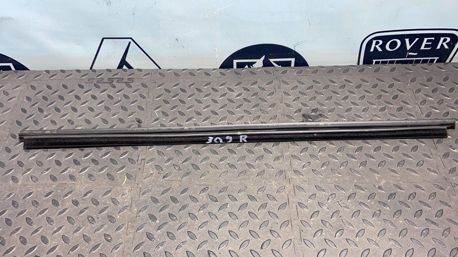 Уплотнитель двери задний правый Renault Logan 2004-2015