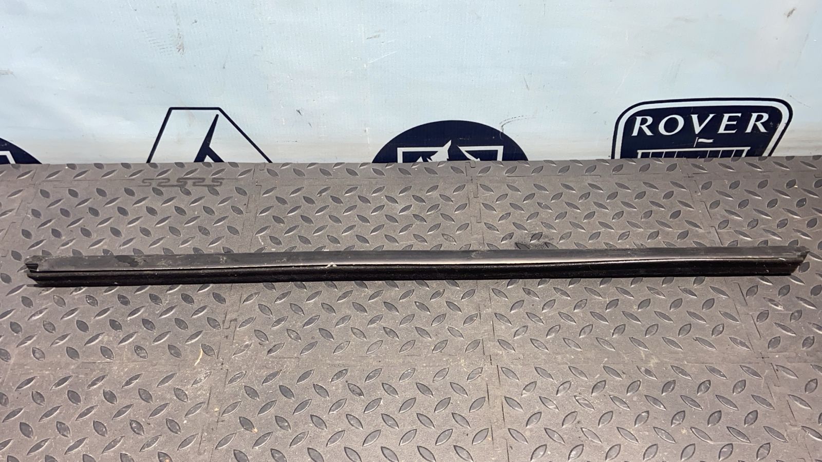 Уплотнитель двери передний левый Renault Logan 2004-2015