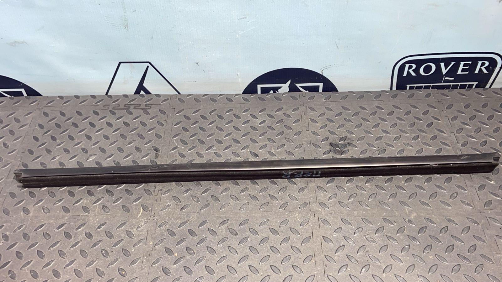 Уплотнитель двери передний правый Renault Logan 2004-2015