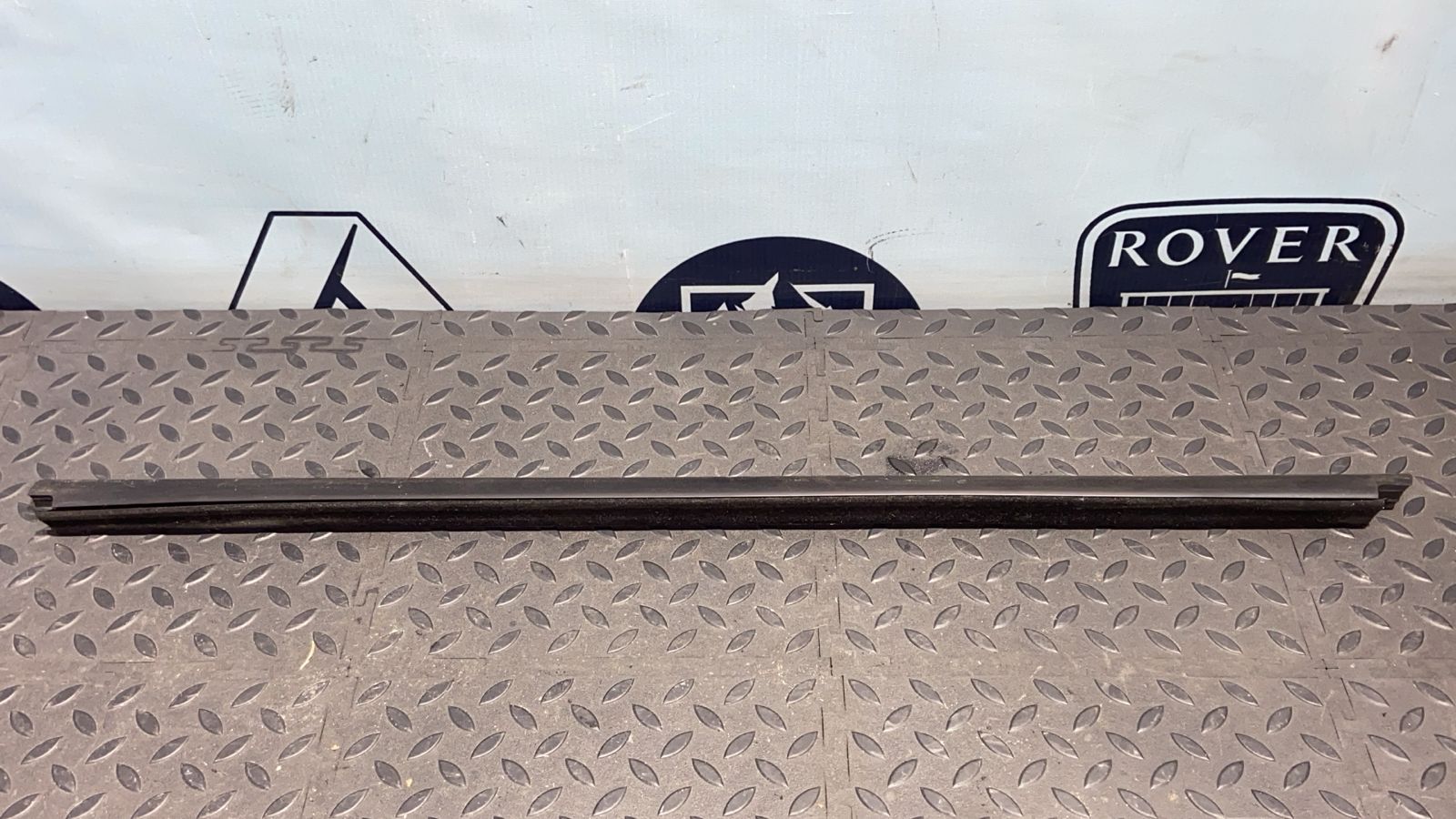 Уплотнитель двери задний левый Renault Logan 2004-2015