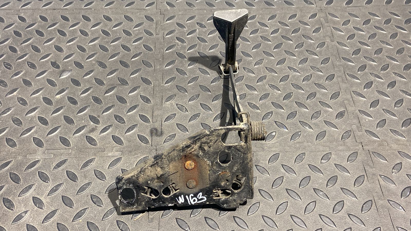 Замок капота Mercedes M/W163 1997-2005