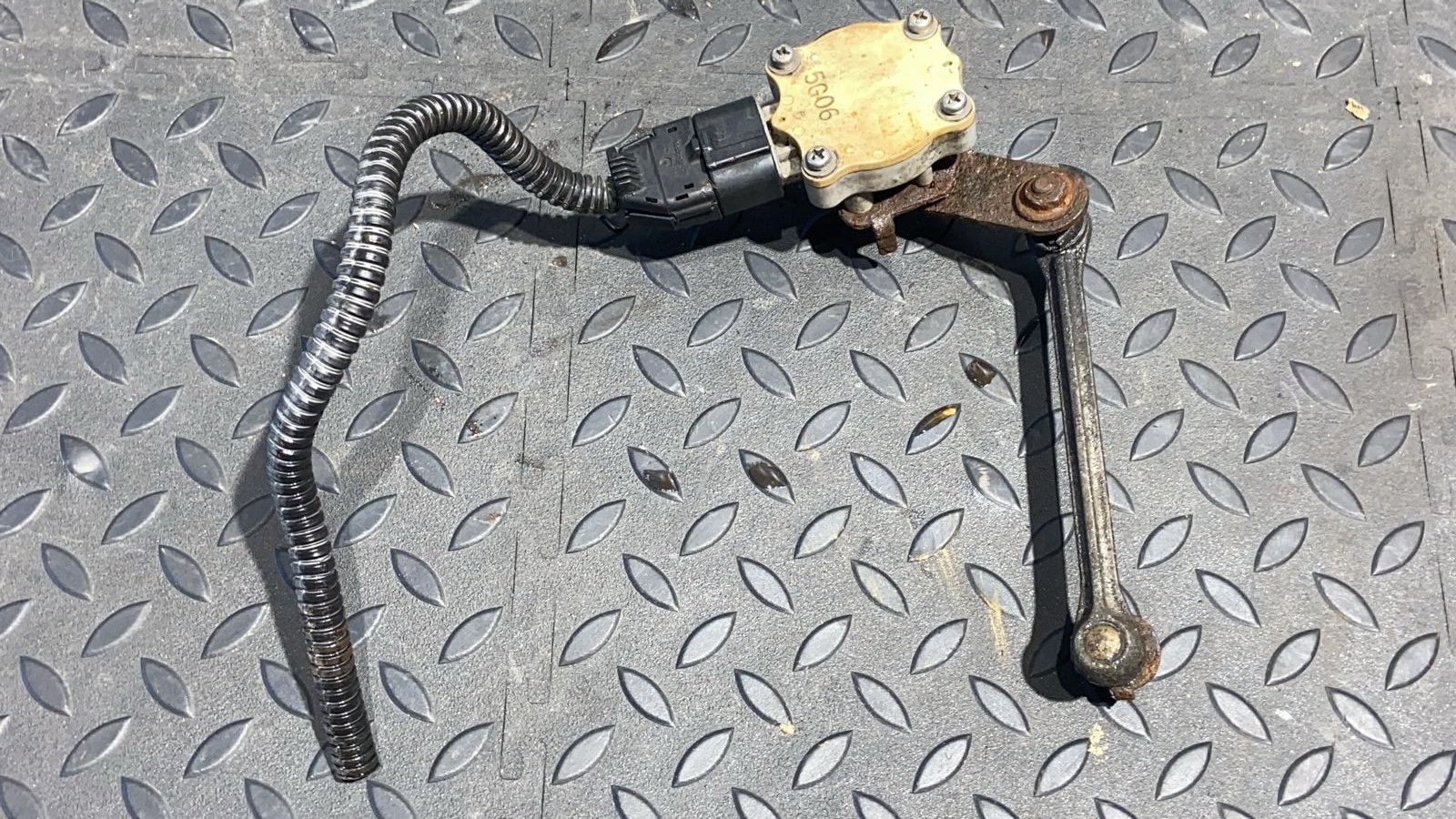 Датчик положения кузова Toyota Avensis/2 2003-2009