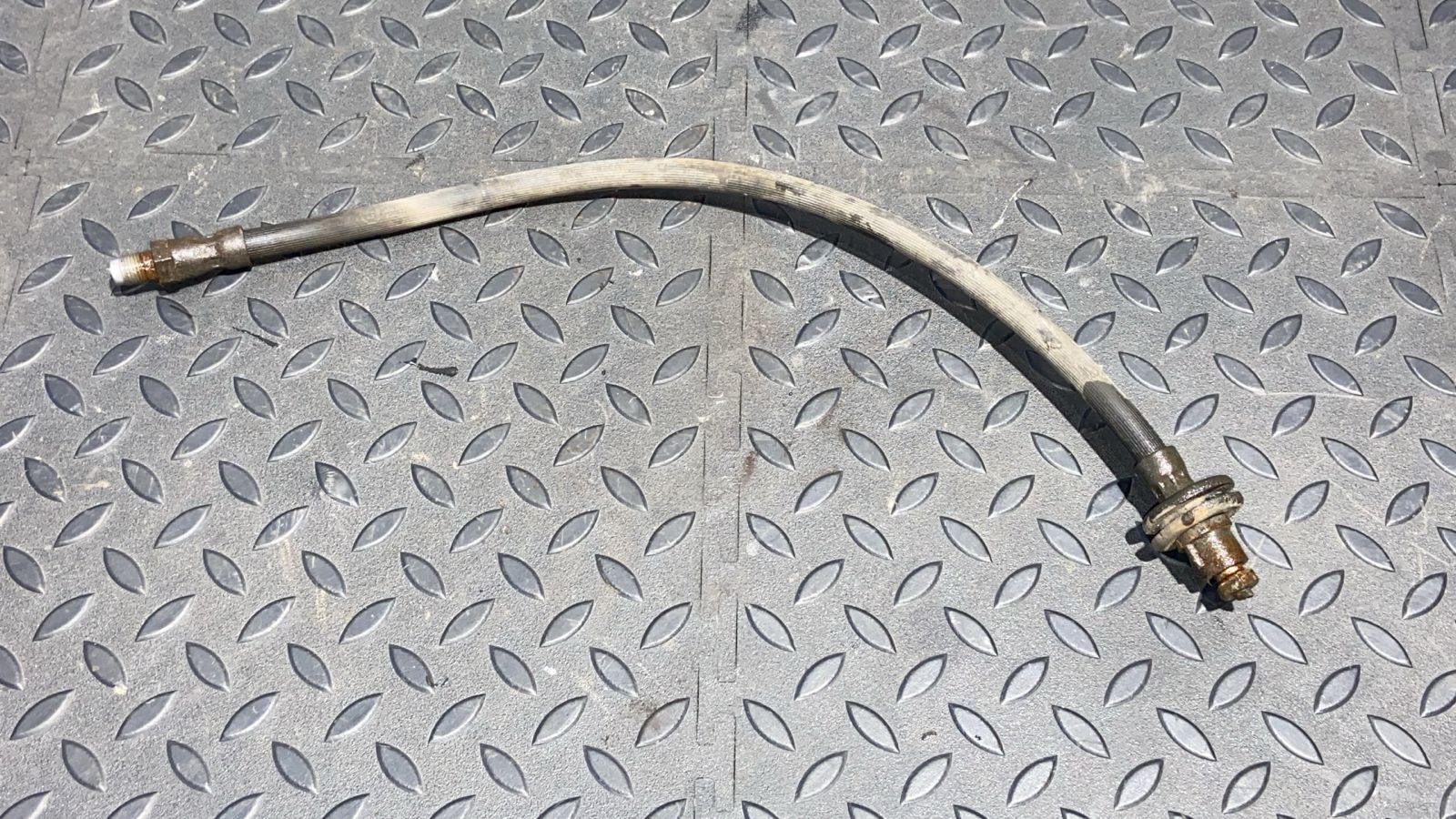 Шланг тормозной передний Mercedes E/W210 1995-2003