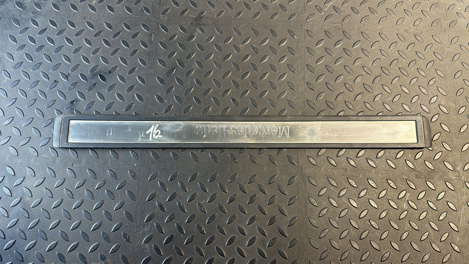 Накладка порога передняя правая Mercedes E/W211 2002-2009