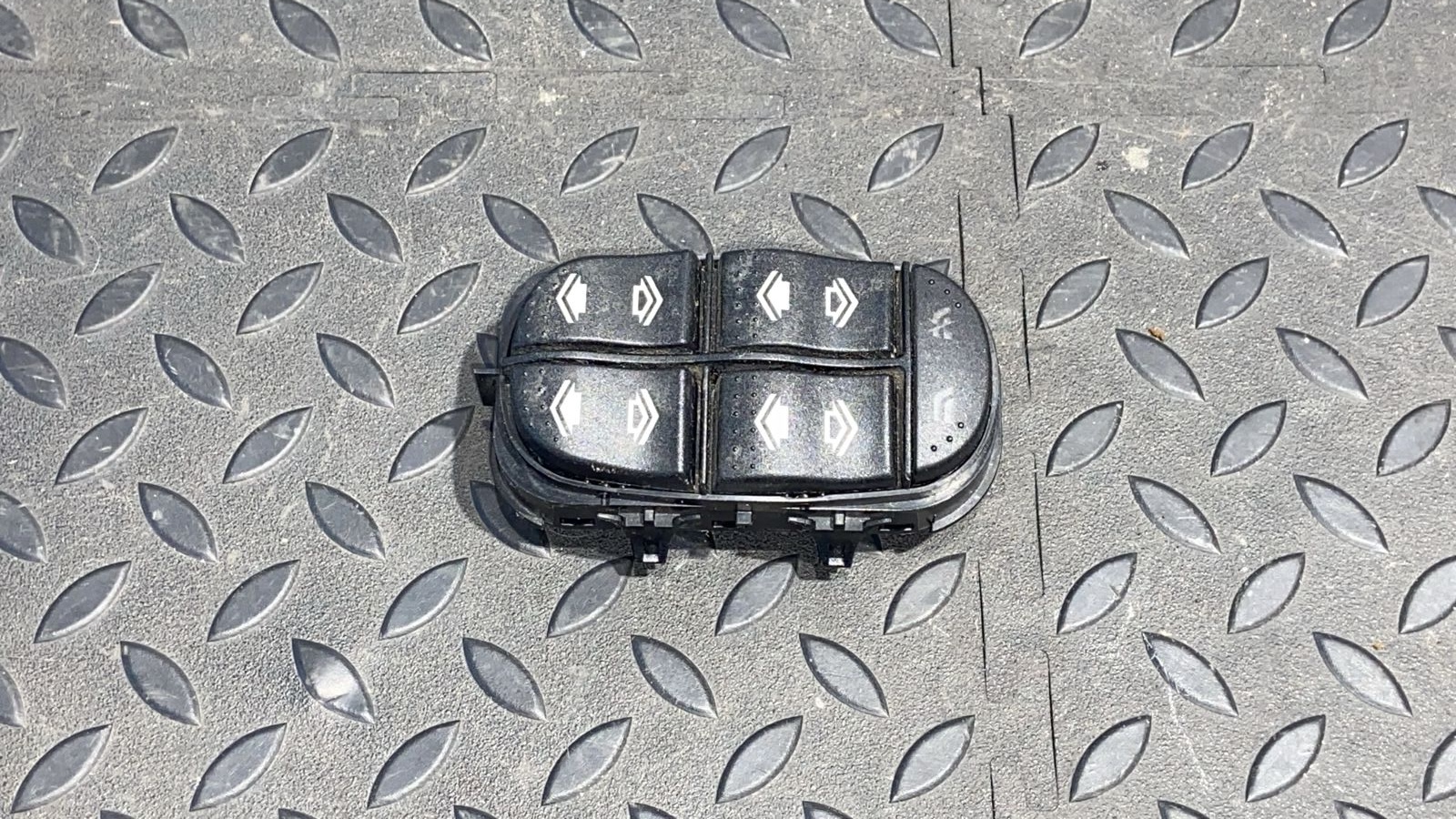 Блок управления стеклоподъемниками передний левый Ford Focus 1998-2007