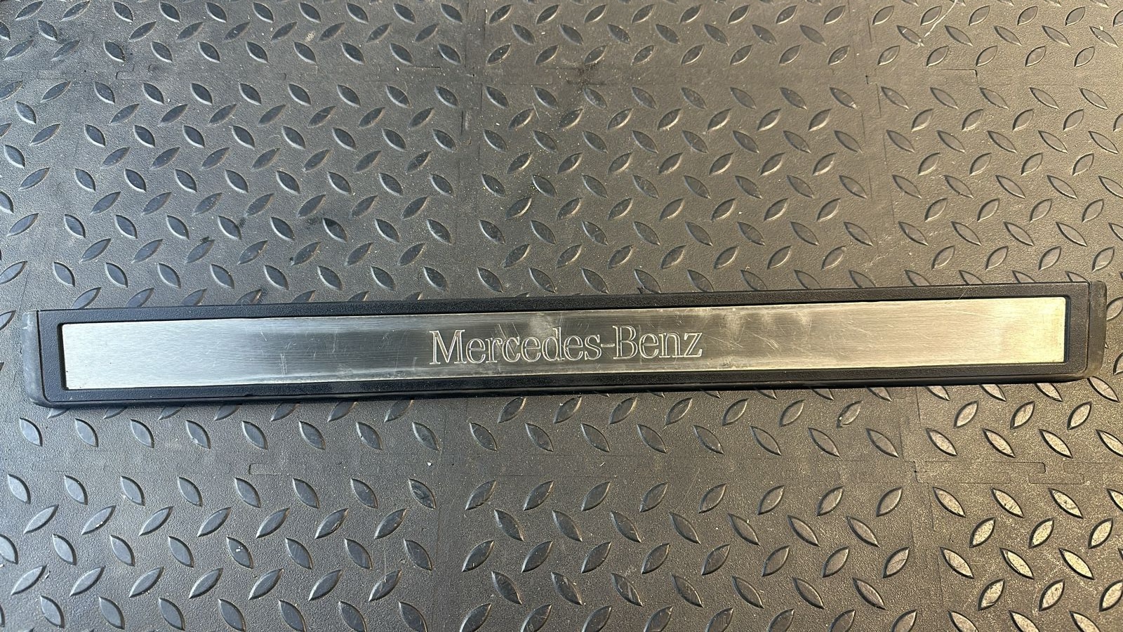 Накладка порога передняя левая Mercedes E/W211 2002-2009