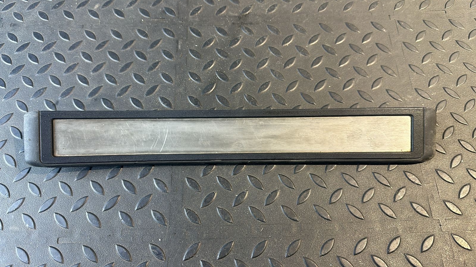 Накладка порога задняя правая Mercedes E/W211 2002-2009