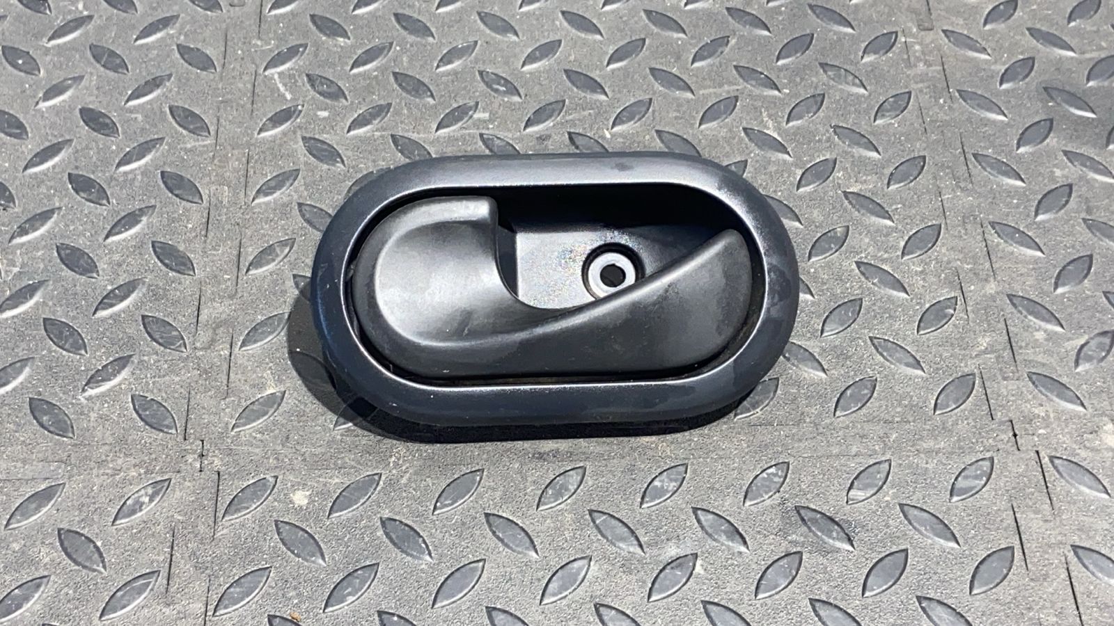 Ручка двери левая Renault Sandero 2009-2014