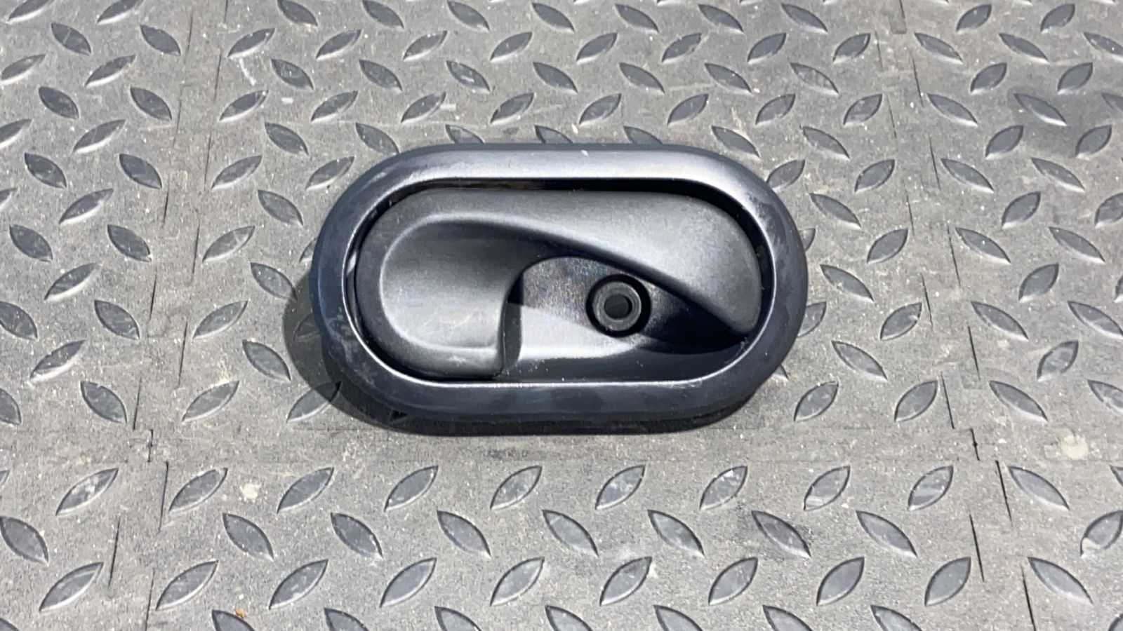 Ручка двери правая Renault Sandero 2009-2014