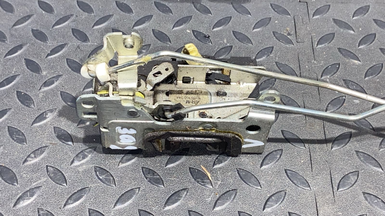 Замок двери задний левый Renault Sandero 2009-2014