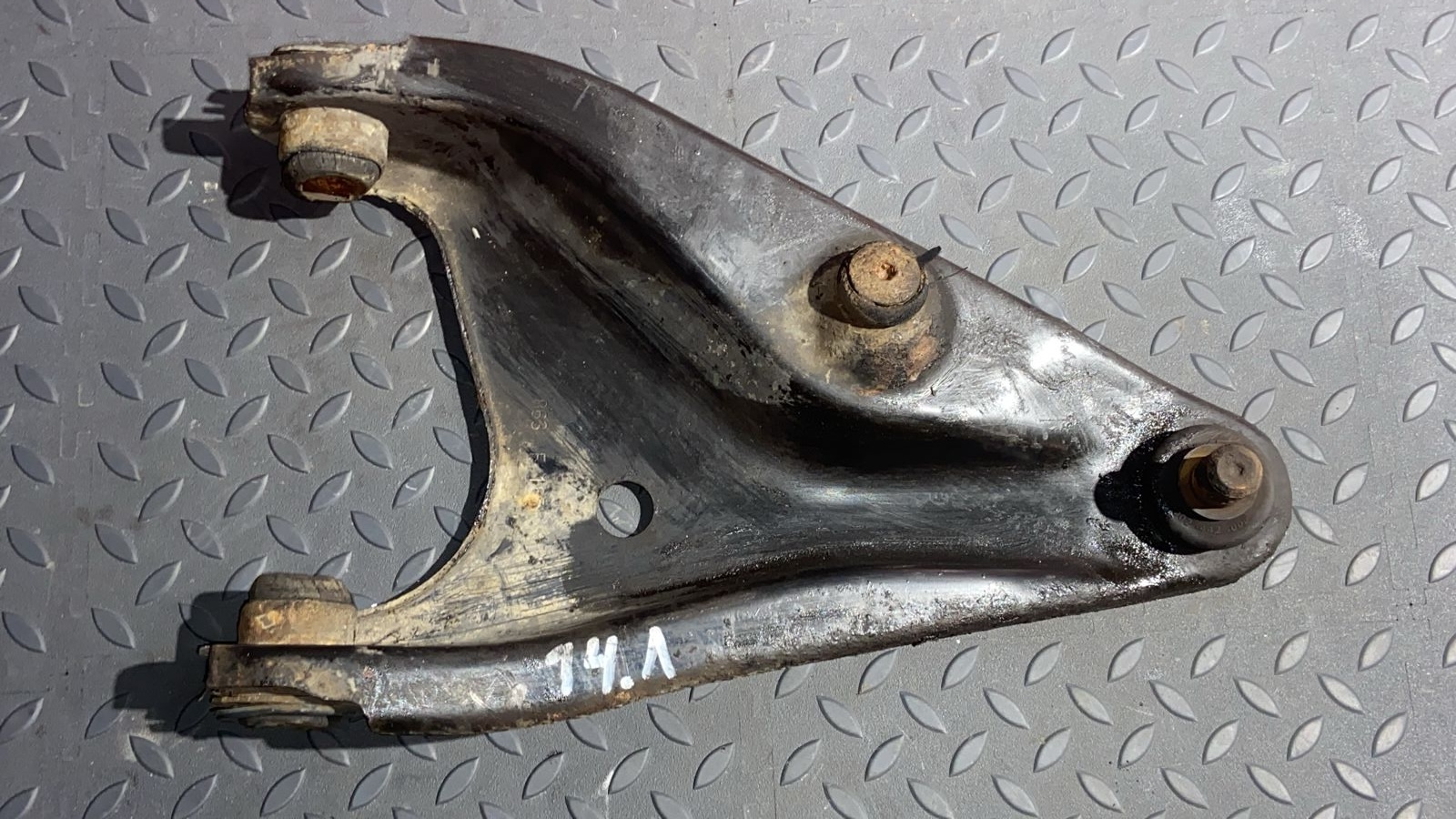 Рычаг передний левый Renault Logan 2004-2015