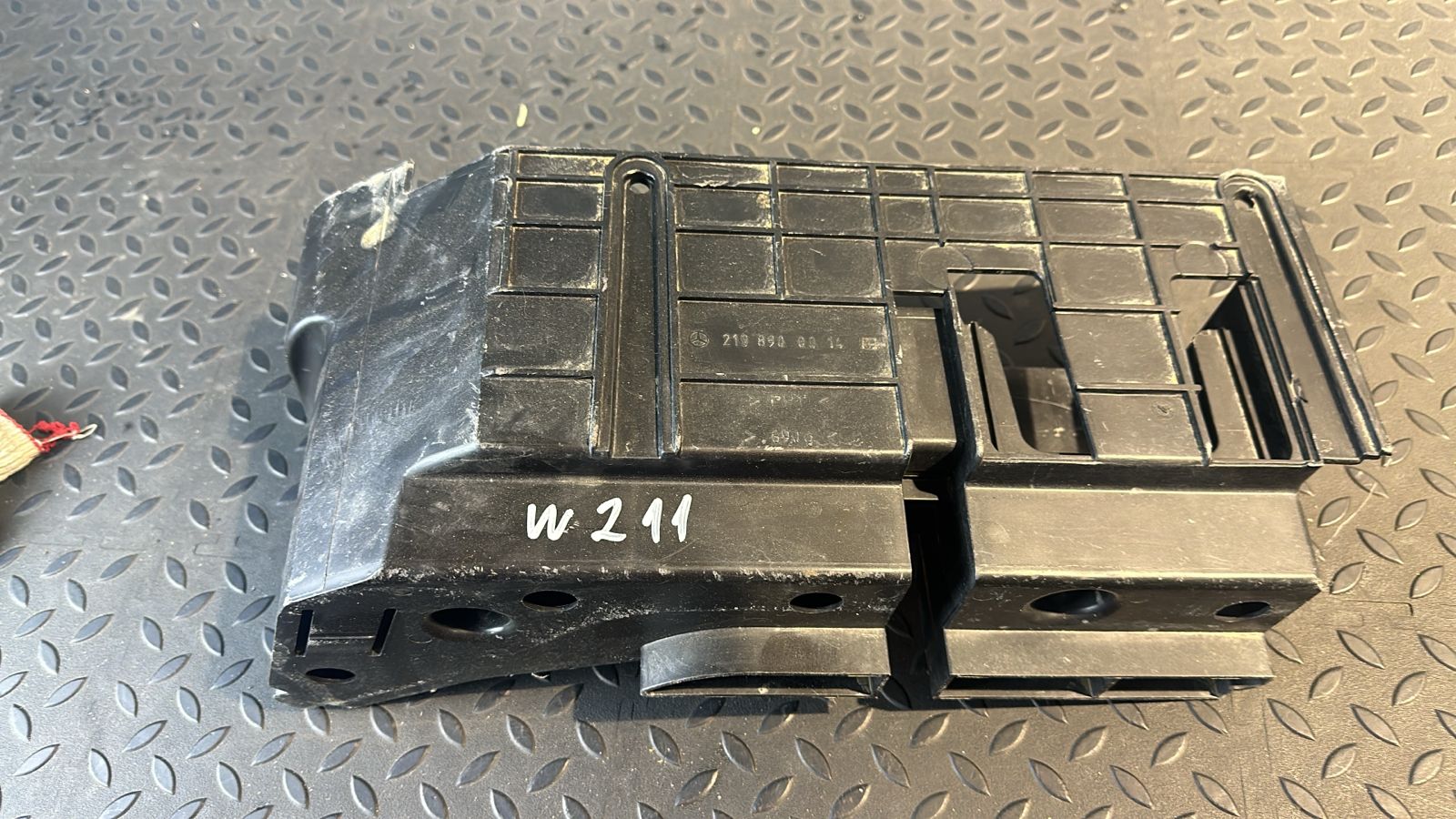 Ящик для инструментов Mercedes E/W211 2002-2009