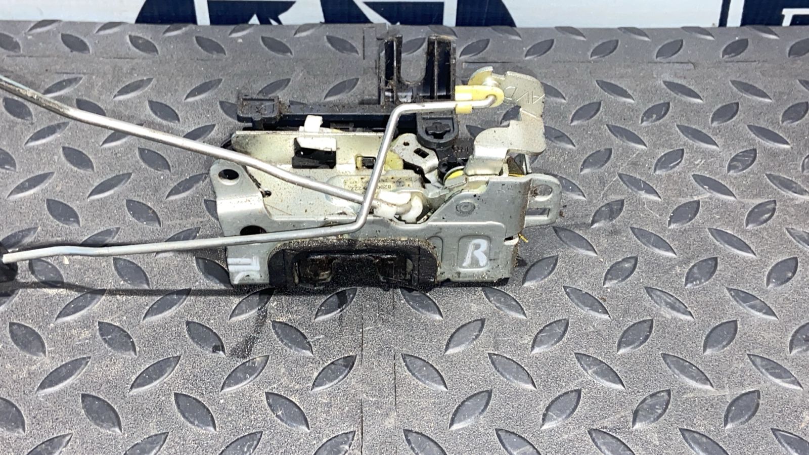 Замок двери передний правый Renault Sandero 2009-2014