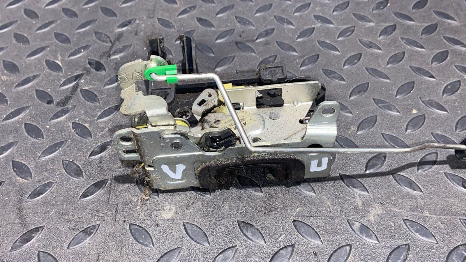 Замок двери передний левый Renault Sandero 2009-2014