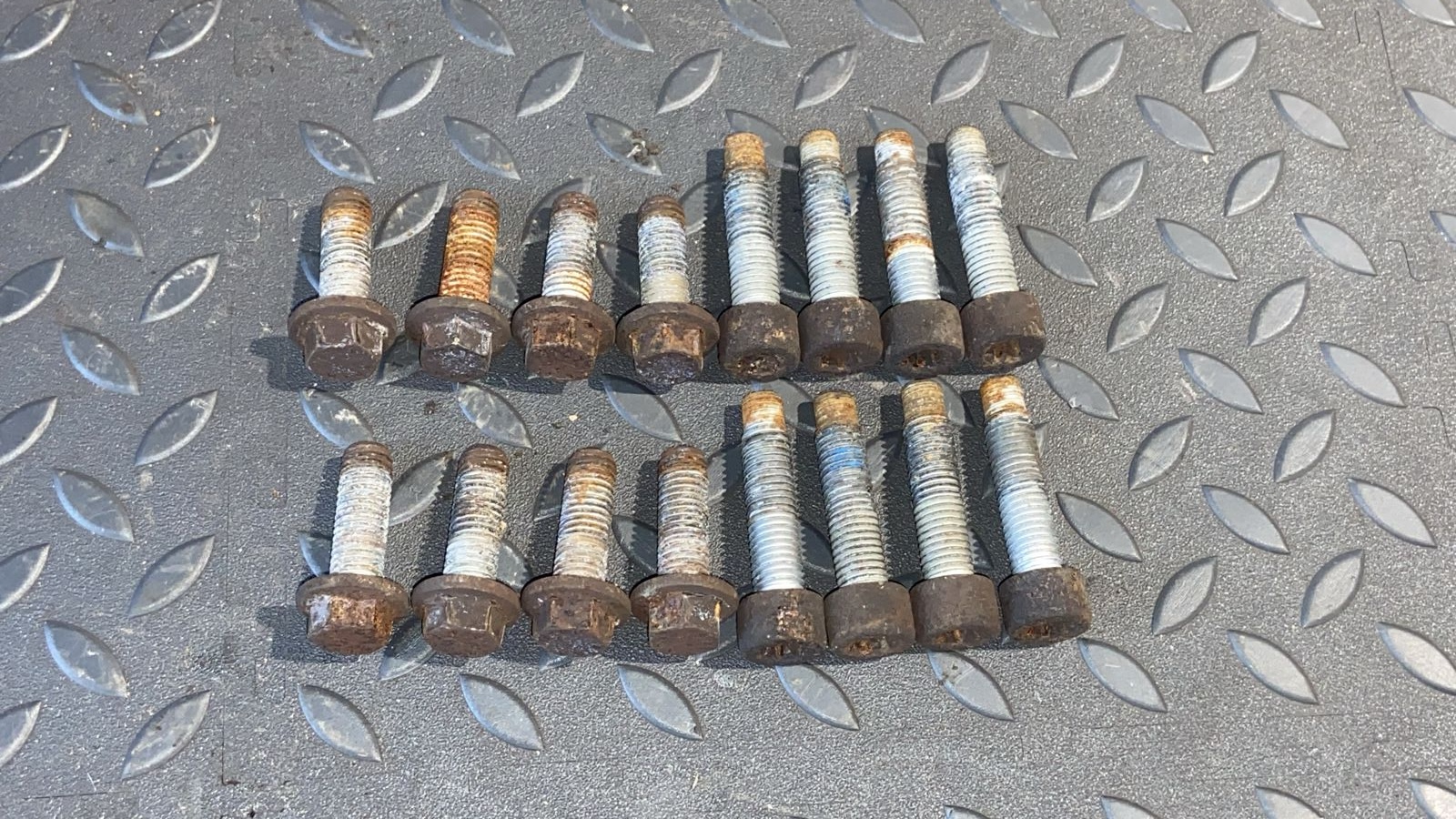 Болт подвески задний Ford Transit 2006-2013