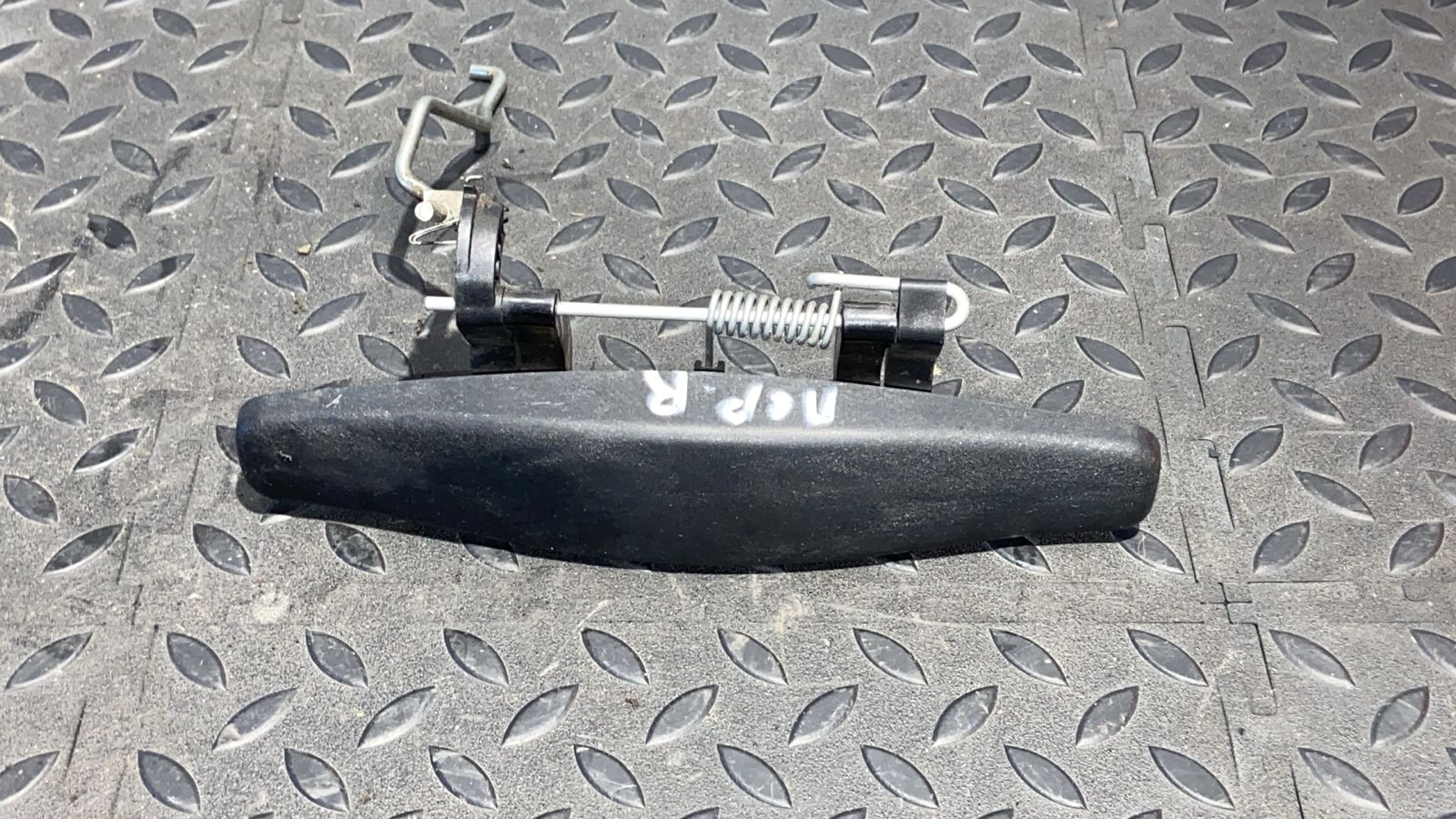 Ручка двери передняя правая Renault Sandero 2009-2014