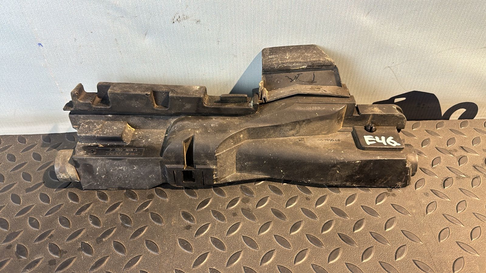 Кронштейн радиатора левый BMW 3/E46 1998-2007