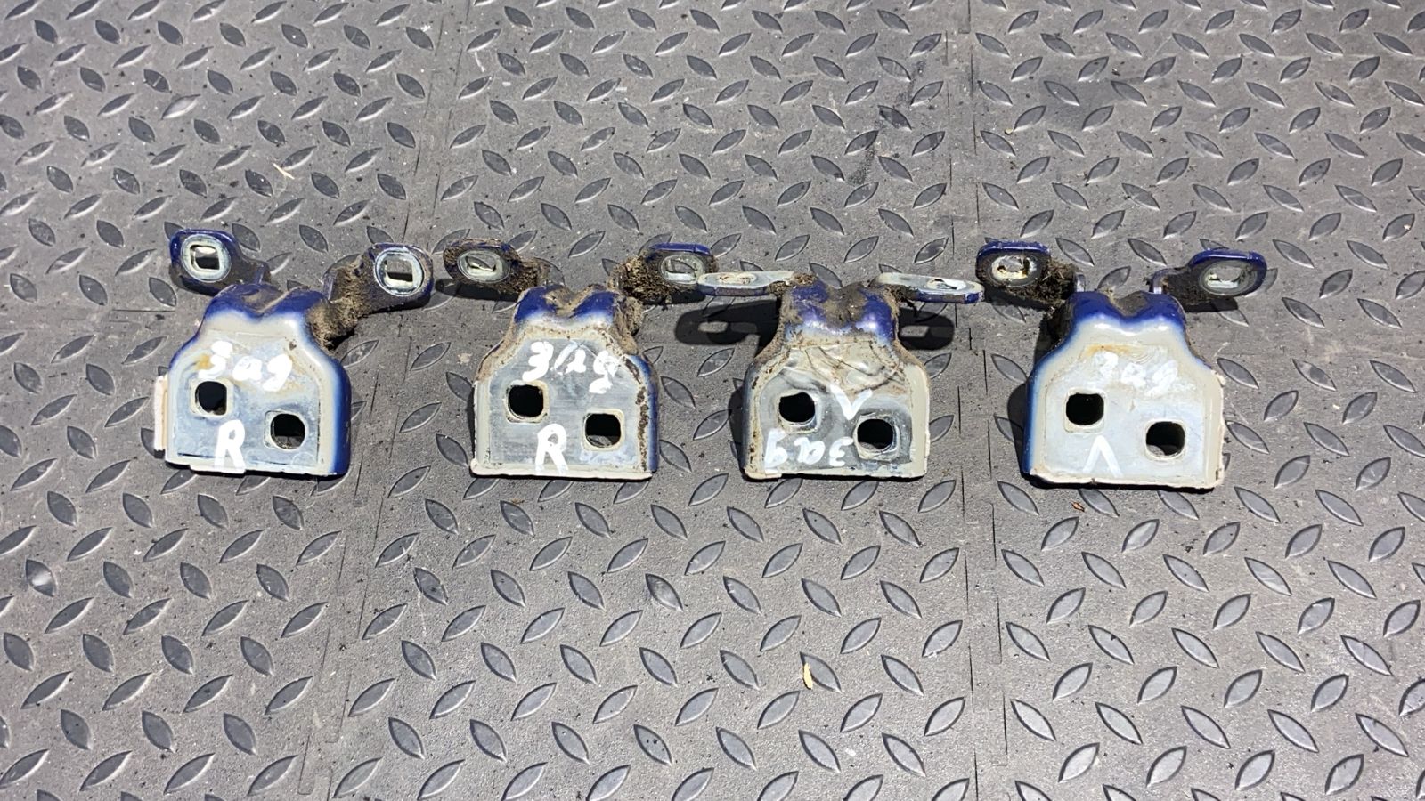 Петля двери задняя Renault Sandero 2009-2014