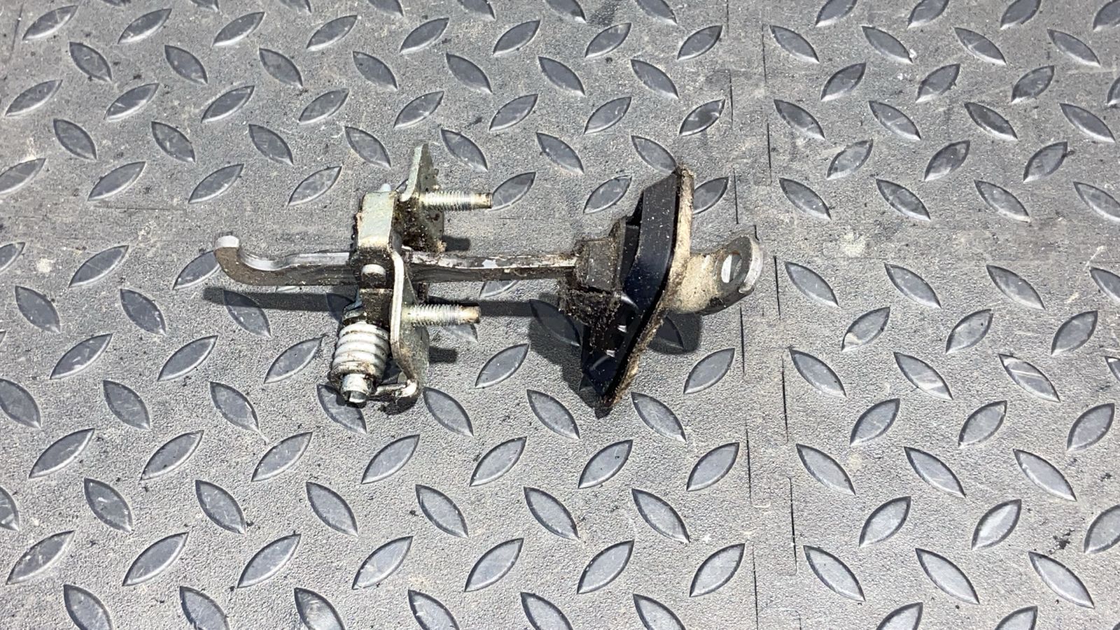 Ограничитель двери передний Renault Sandero 2009-2014