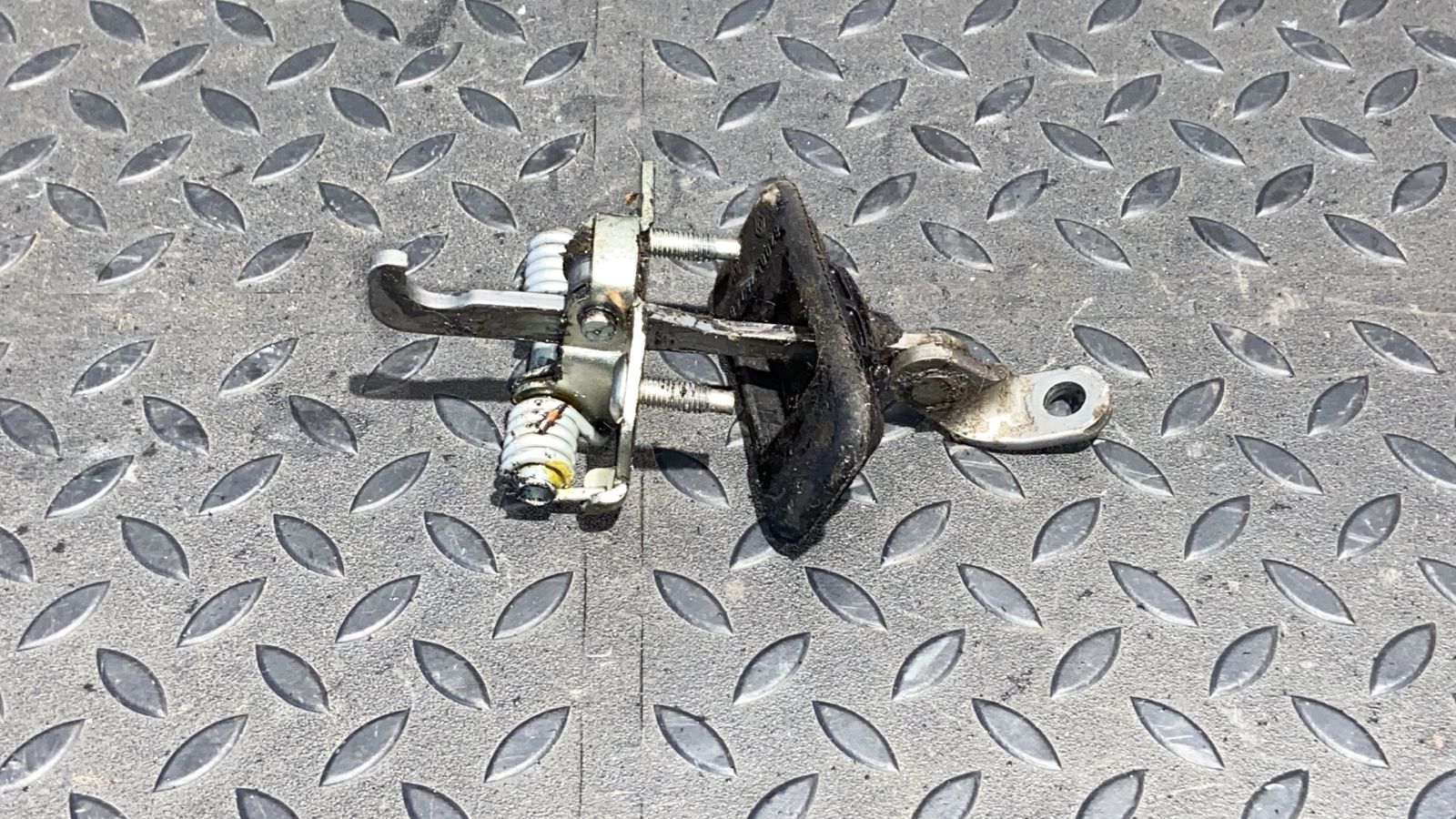 Ограничитель двери задний Renault Sandero 2009-2014