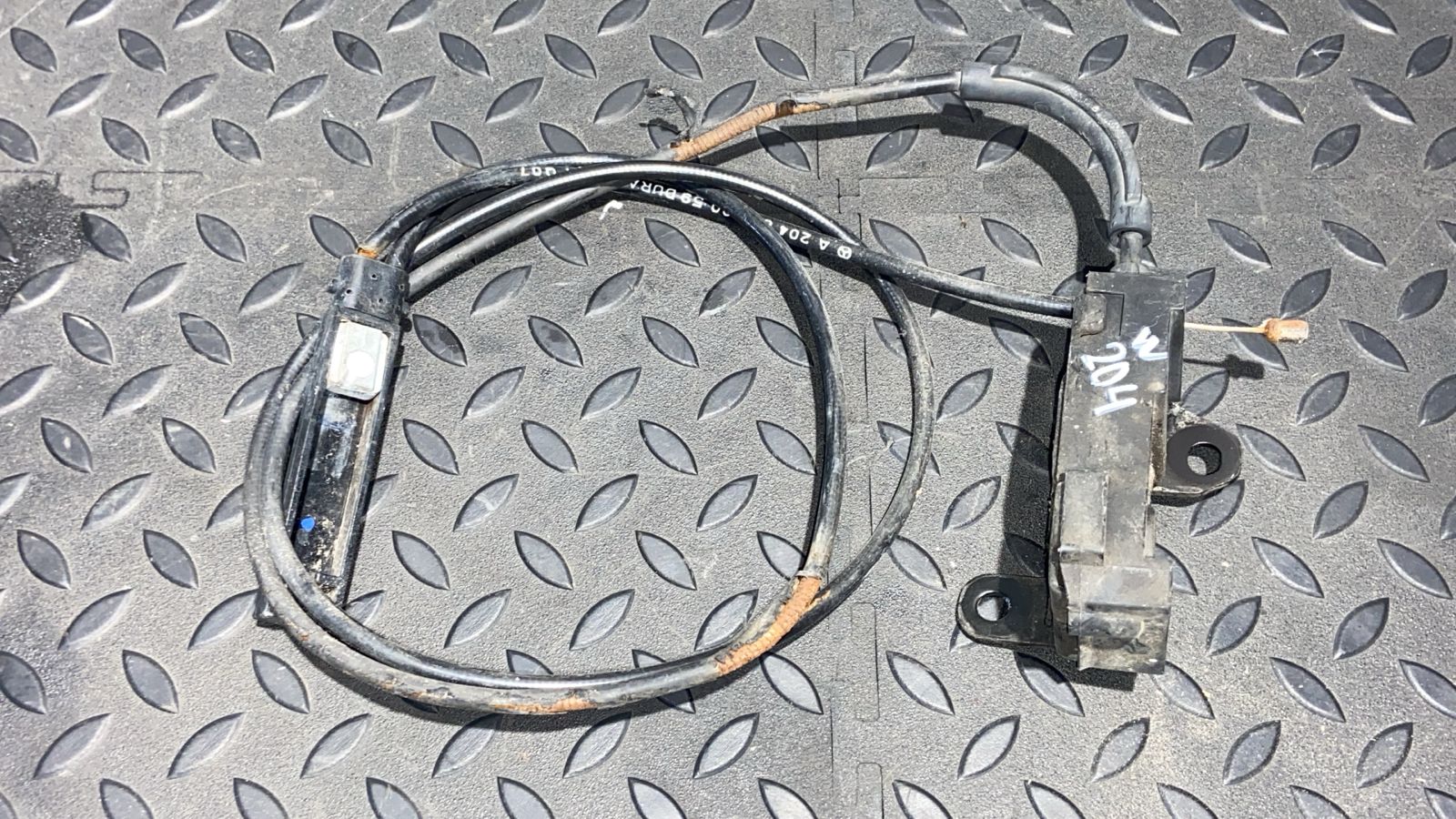 Трос замка капота Mercedes C/W204 2006-2015
