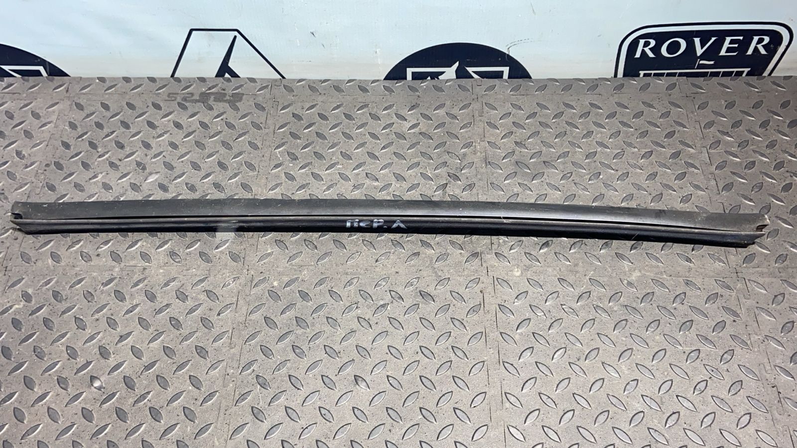 Уплотнитель двери передний левый Renault Sandero 2009-2014