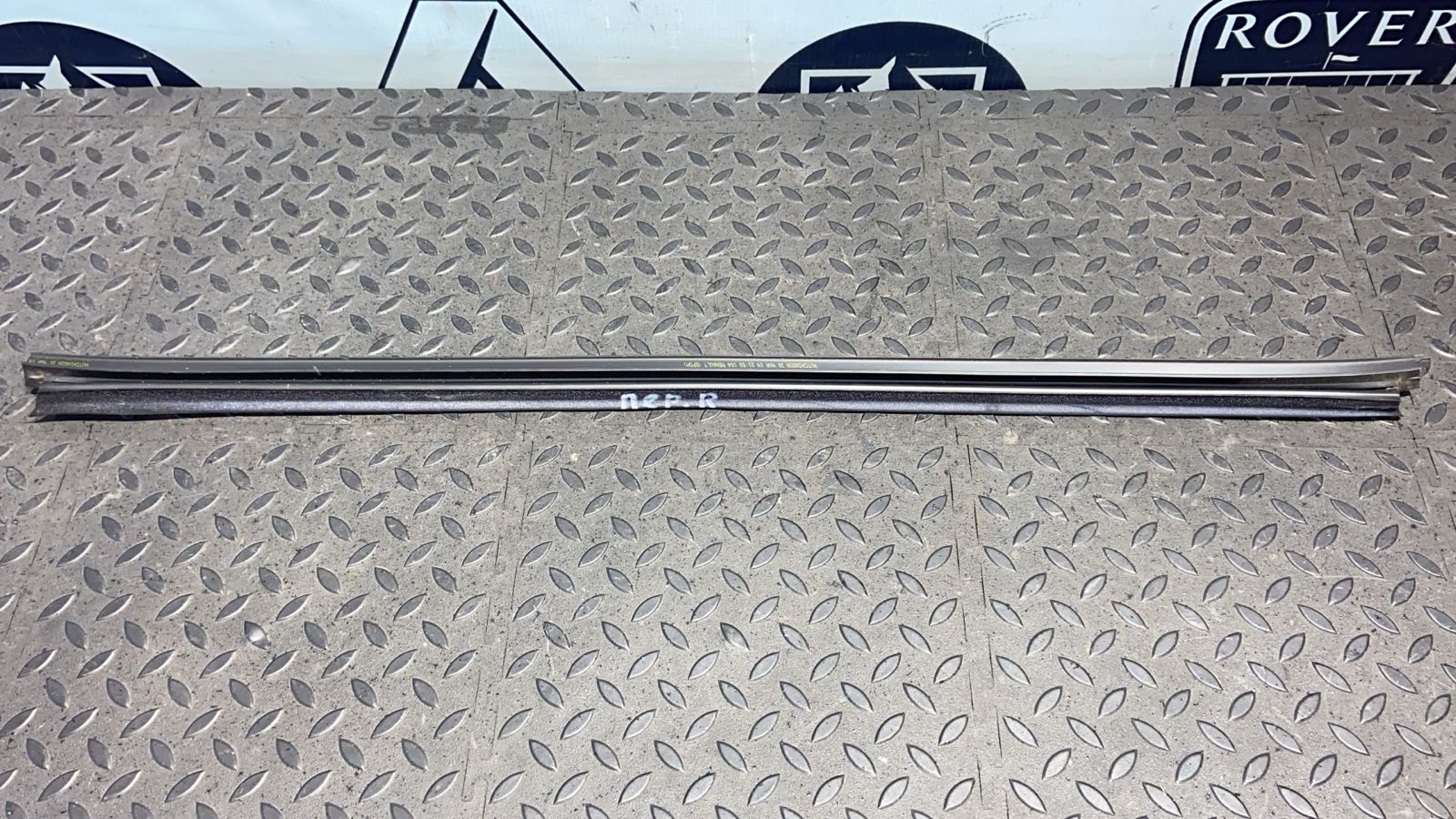 Уплотнитель двери передний правый Renault Sandero 2009-2014