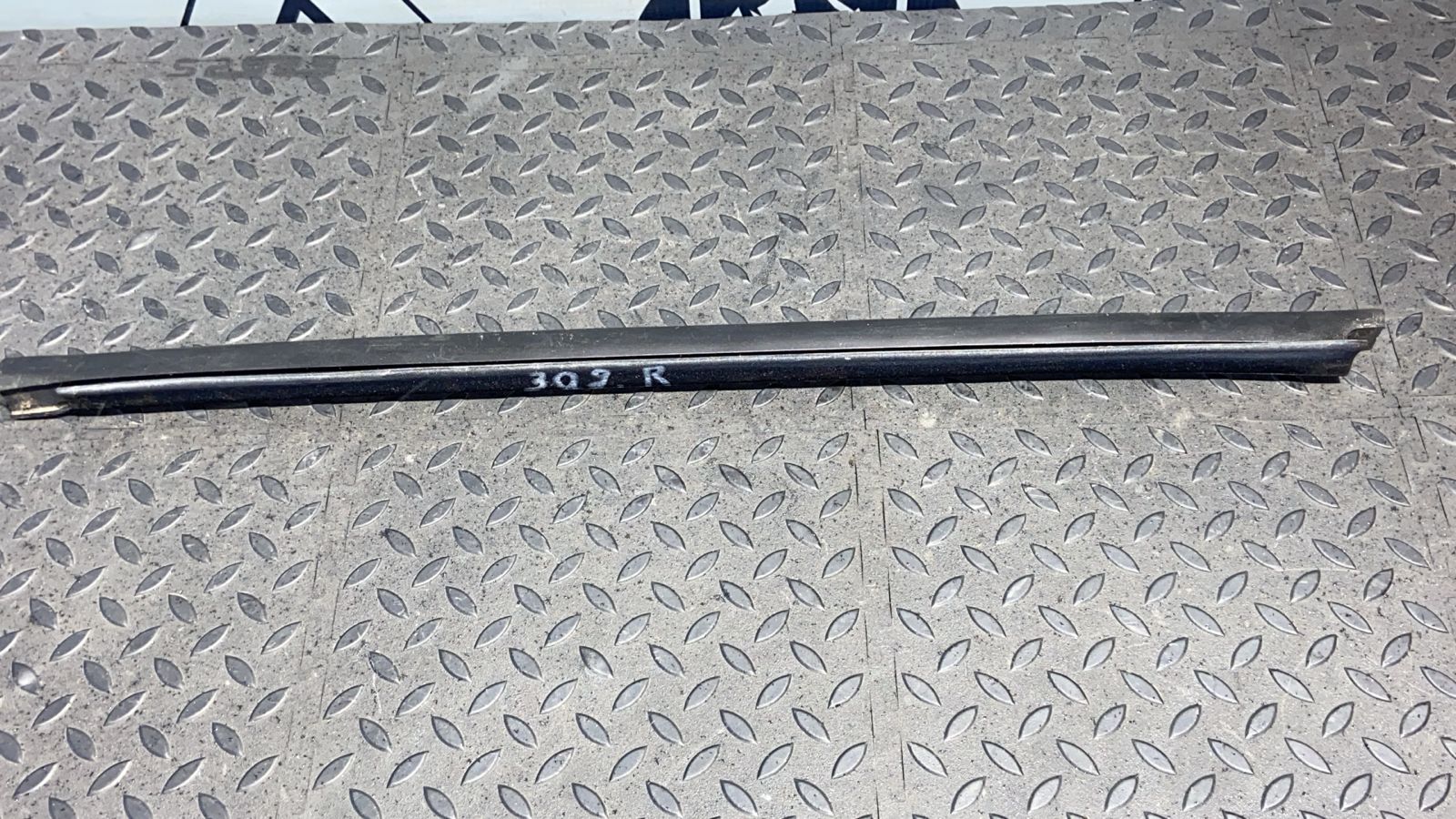 Уплотнитель двери задний левый Renault Sandero 2009-2014