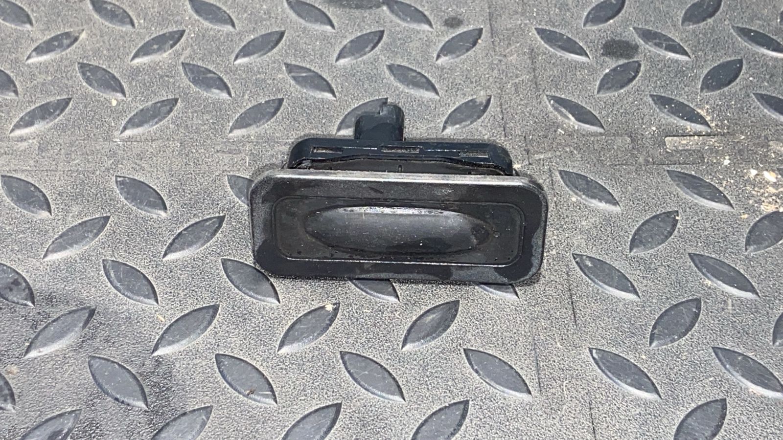 Кнопка открывания багажника Renault Scenic/2 2003-2009