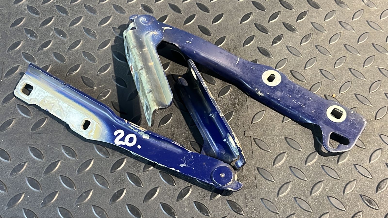 Петля капота Renault Sandero 2009-2014