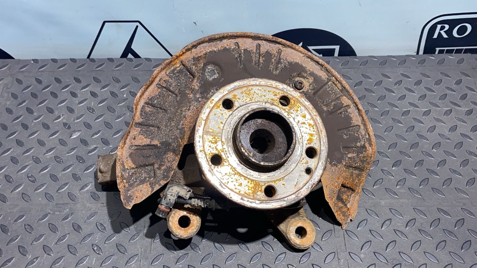 Кулак поворотный передний правый Mercedes Vito/W639 2003-2014