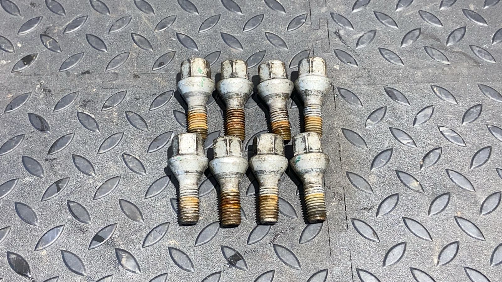 Болт колесный Renault Sandero 2009-2014