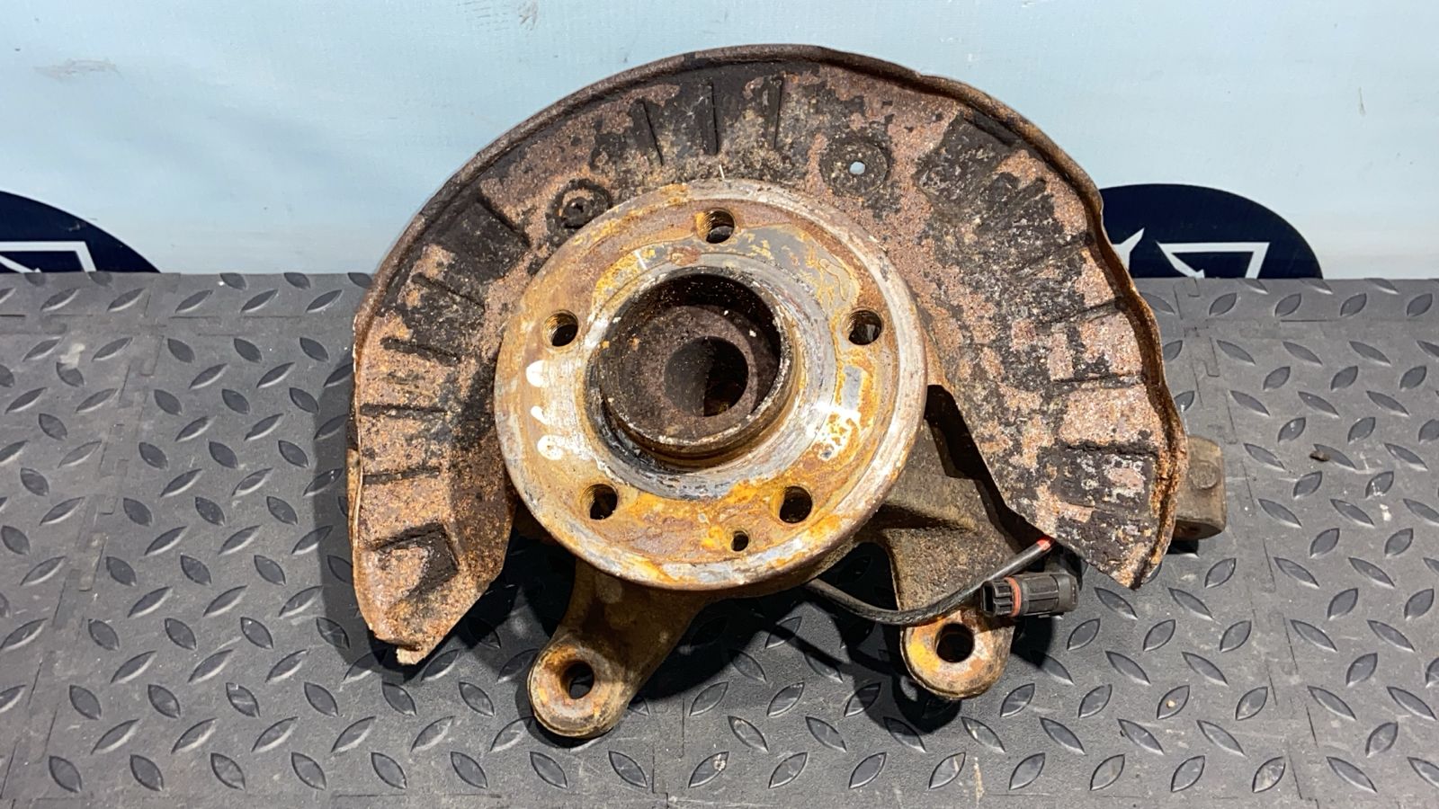 Кулак поворотный передний левый Mercedes Vito/W639 2003-2014