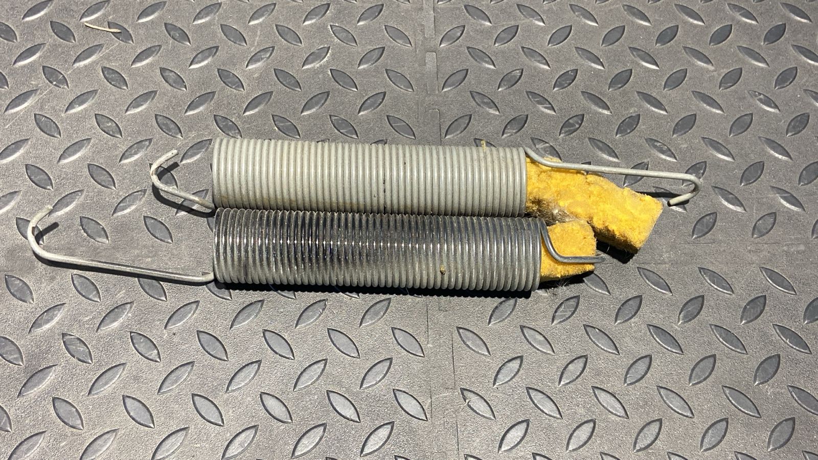 Пружина крышки багажника Mercedes E/W211 2002-2009