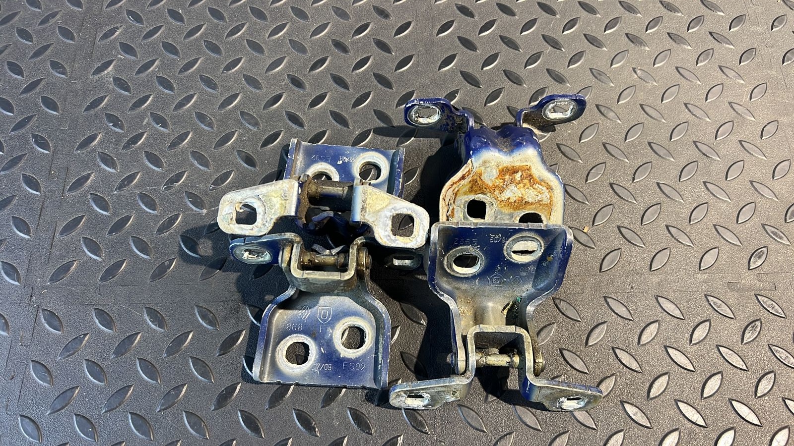 Петля двери Renault Sandero 2009-2014