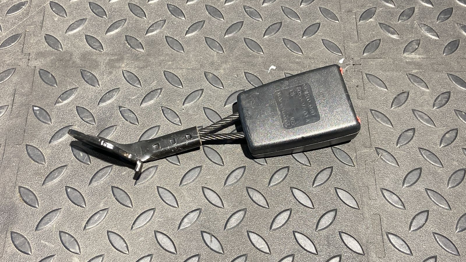 Ответная часть ремня безопасности задняя левая Mercedes E/W211 2002-2009