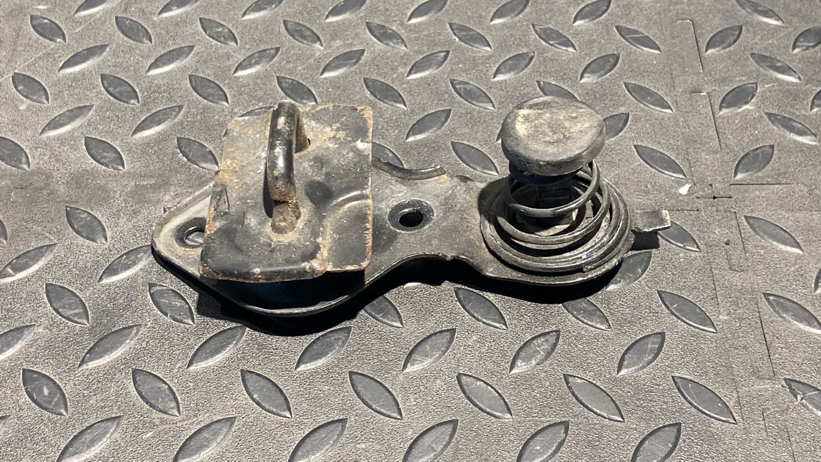 Замок капота Mercedes E/W211 2002-2009