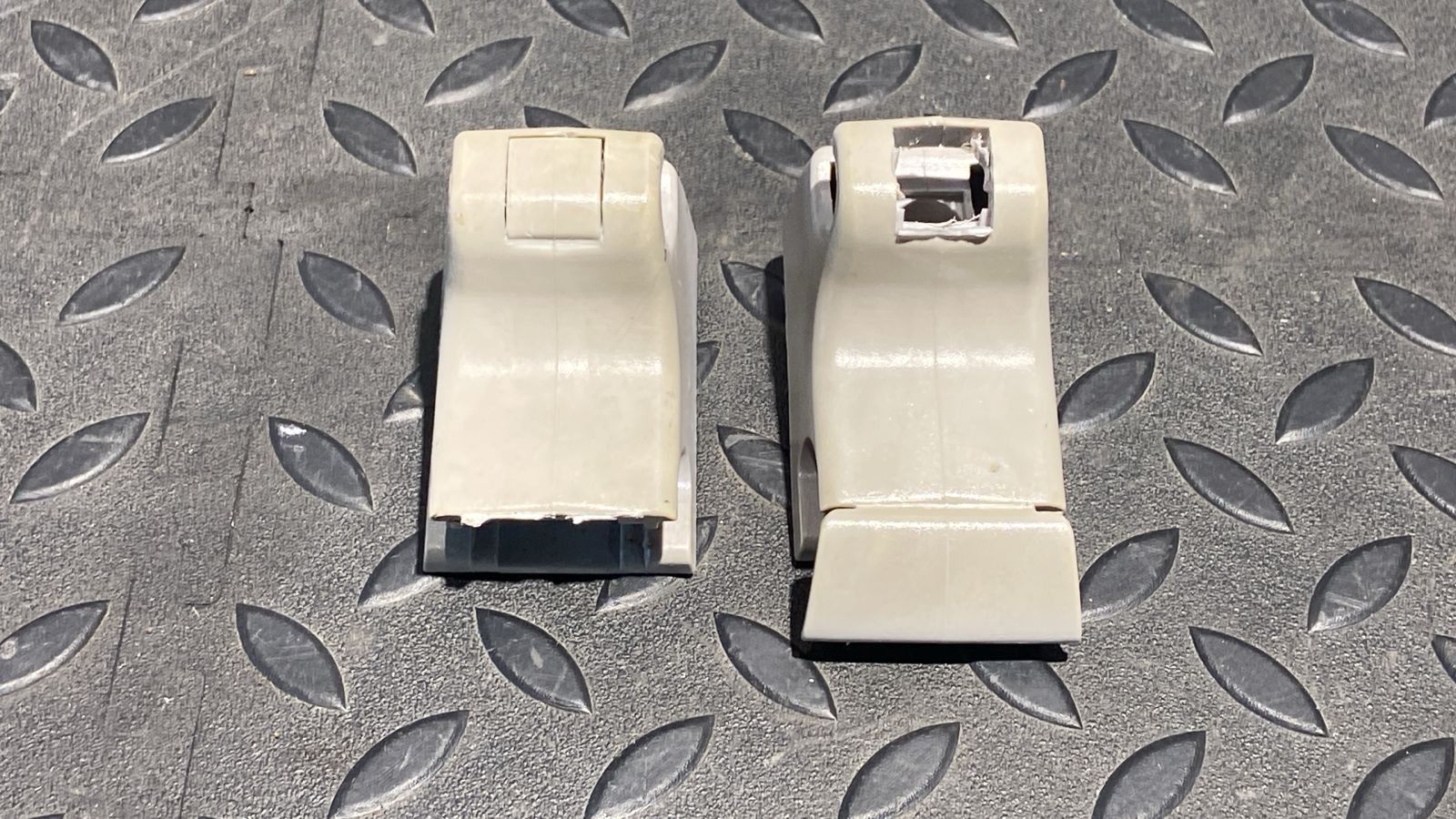 Крючок солнцезащитного козырька Mercedes E/W211 2002-2009