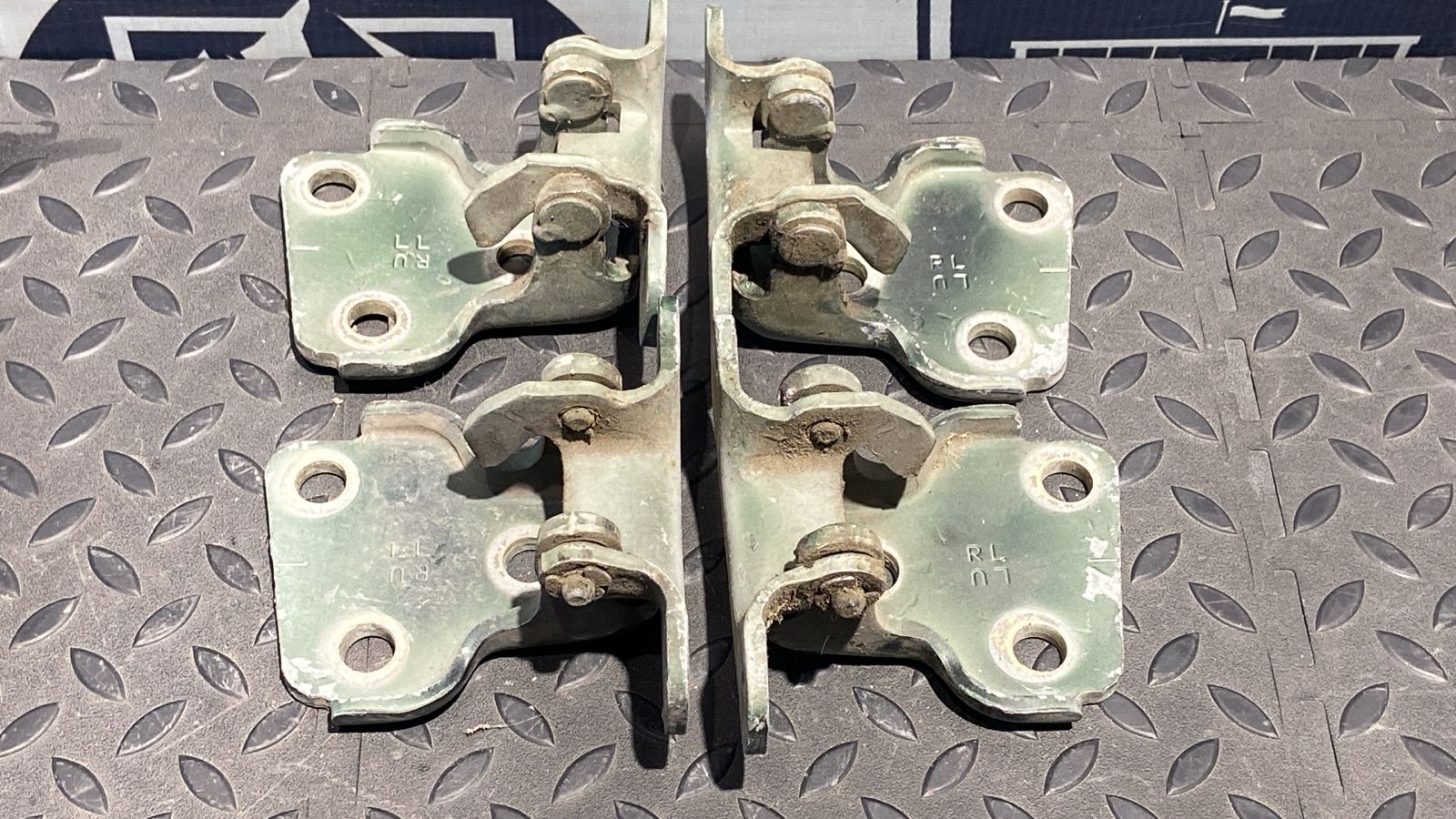 Петля двери Land Rover Freelander 1998-2006