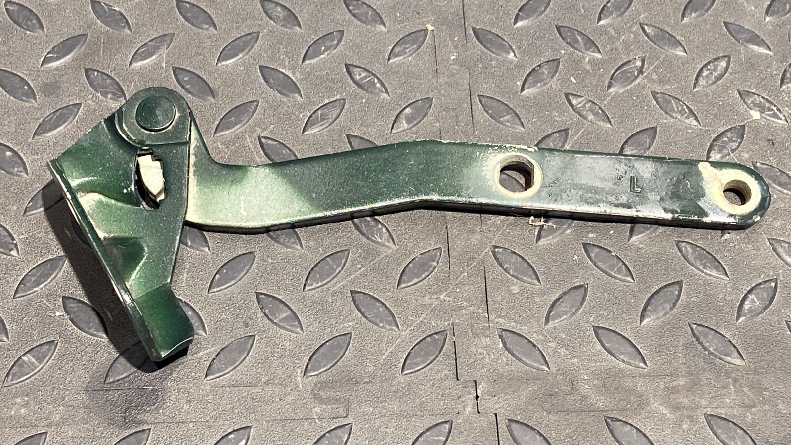 Петля капота левая Land Rover Freelander 1998-2006