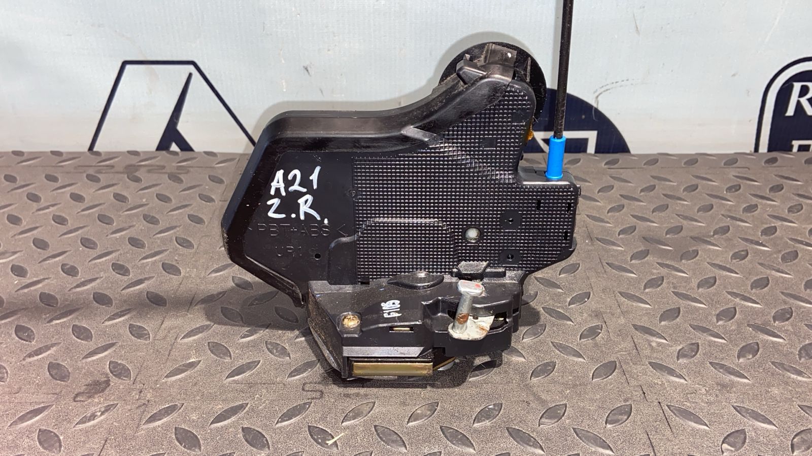 Замок двери задний правый Toyota Avensis/2 2003-2009