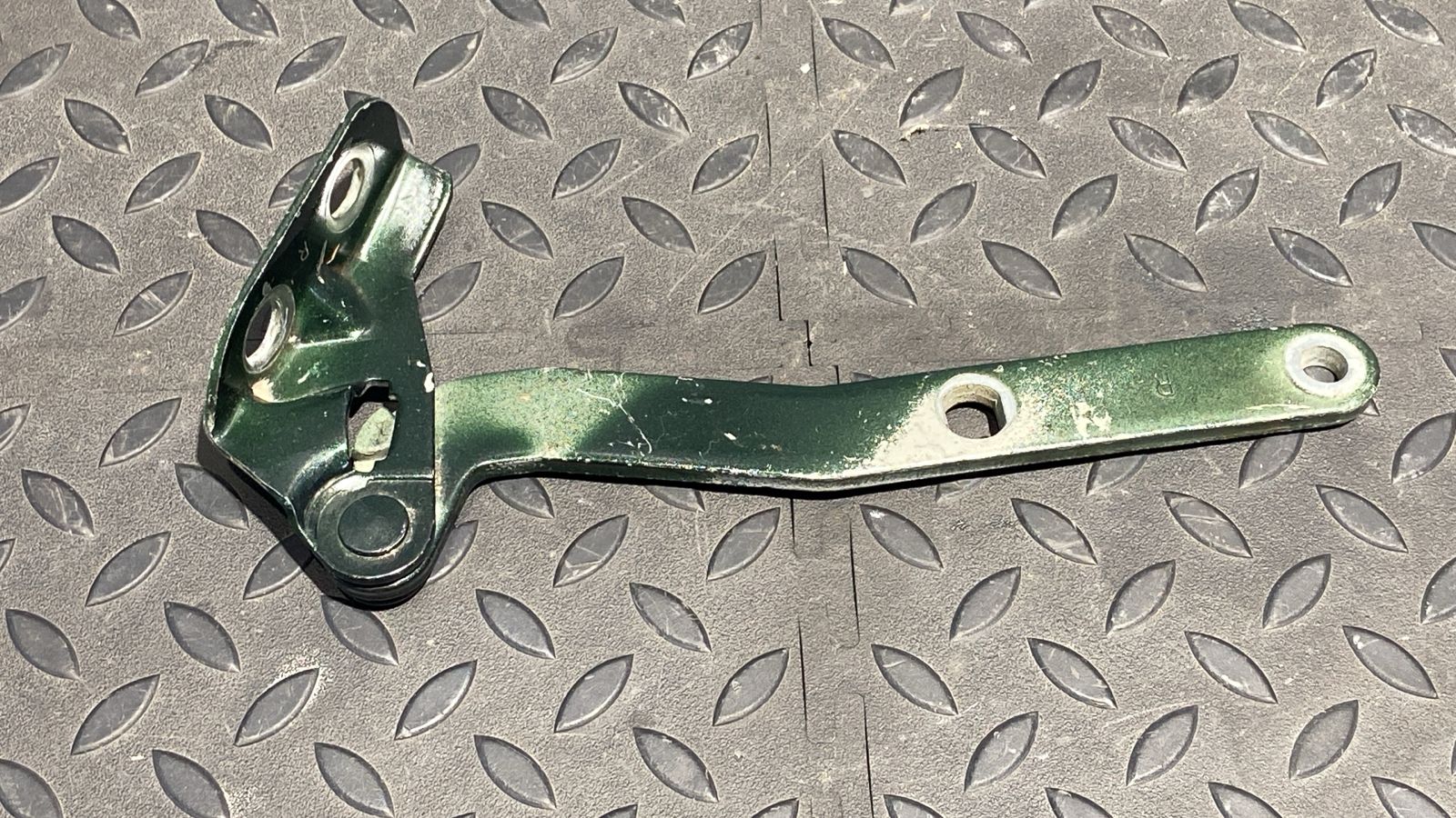 Петля капота правая Land Rover Freelander 1998-2006